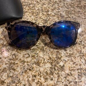 Black and grey tortoise sunglasses 🕶️